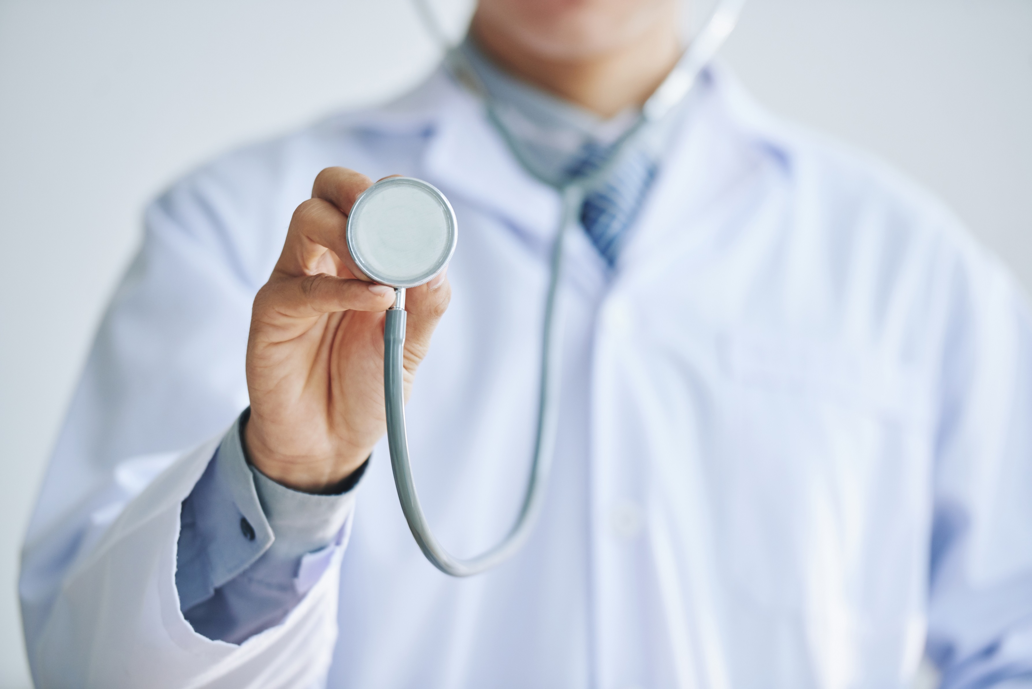 السجن 7.5 سنوات لطبيب أخطأ في تشخيص إصابتين بالسرطان